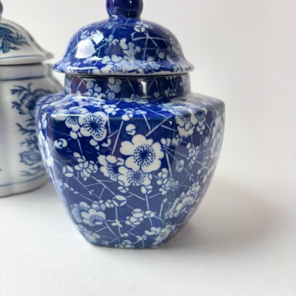 Set of 2 Vintage Blue and White Lidded Chinoiserie Porcelain Vases - Picture 4 of 8